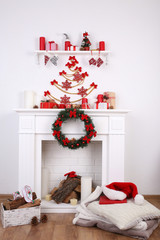 Obraz premium Fireplace with Christmas decoration and cushions