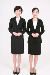 스튜디오 안의 비즈니스맨과 비즈니스 우먼