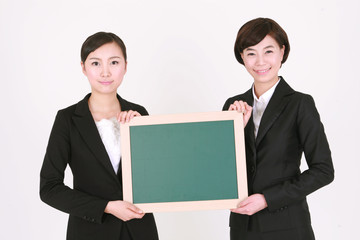 스튜디오 안의 비즈니스맨과 비즈니스 우먼