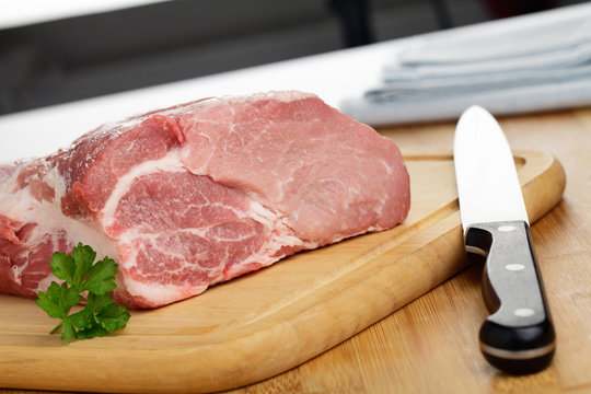 Frischer Schweinenacken auf Holzbrett