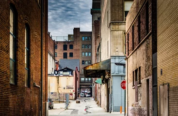 Zelfklevend Fotobehang Grungy alley in downtown Baltimore, Maryland. © jonbilous