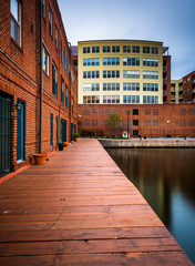 Naklejka premium Long exposure of buildings along the waterfront in Fells Point,