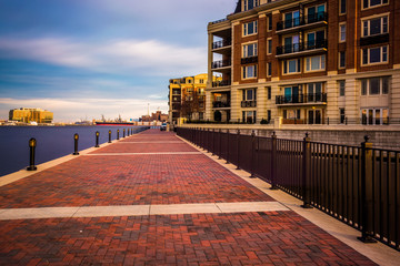 Obraz premium Long exposure of the Waterfront Promenade and condominiums in th