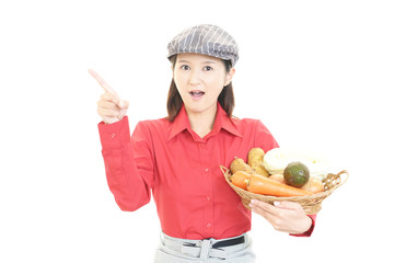 野菜を持つウェイトレス