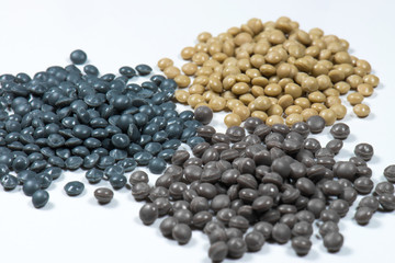 graue und braune Kunststoffgranulate