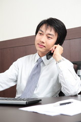 직장에서 일하는 비즈니스맨과 비즈니스 우먼