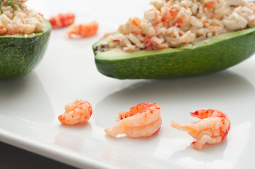 assiette d'avocats au crabe et aux crevettes