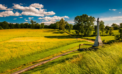 Fototapeta na wymiar Monument and fields at Antietam National Battlefield, Maryland.