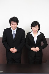 직장에서 일하는 비즈니스맨과 비즈니스 우먼