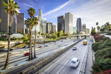 Foto auf Acrylglas Los Angeles Skyline von Los Angeles, Kalifornien über dem Highway