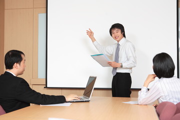 직장에서 일하는 비즈니스맨과 비즈니스 우먼