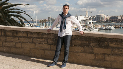 Ragazzo cammina per strada vicino al mare