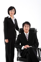 스튜디오 안의 정장 입은 비즈니스맨과 비즈니스 우먼