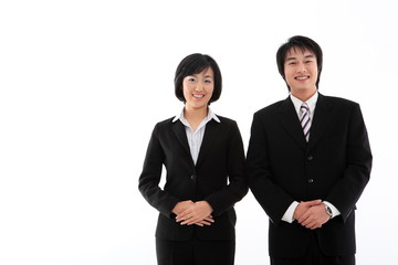 스튜디오 안의 정장 입은 비즈니스맨과 비즈니스 우먼