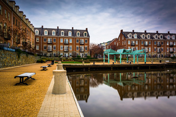 Reflections of waterfront apartments on the Potomac River, in Al - obrazy, fototapety, plakaty