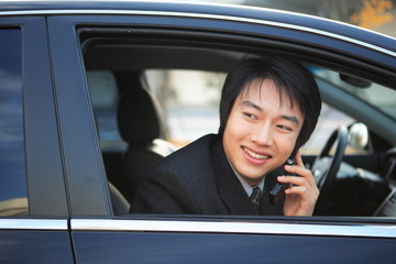 직장 밖에서 일하는 비즈니스맨과 비즈니스 우먼