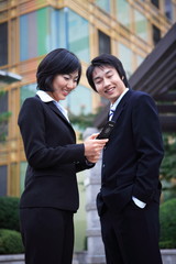 직장 밖에서 일하는 비즈니스맨과 비즈니스 우먼