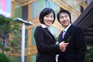 직장 밖에서 일하는 비즈니스맨과 비즈니스 우먼