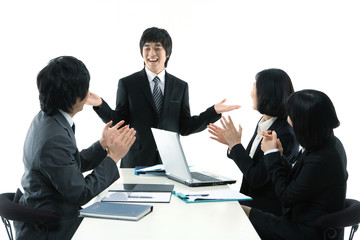 무리 지어 일하고 있는 비즈니스맨과 비즈니스 우먼들