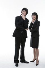 일하고 있는 두 명의 비즈니스맨