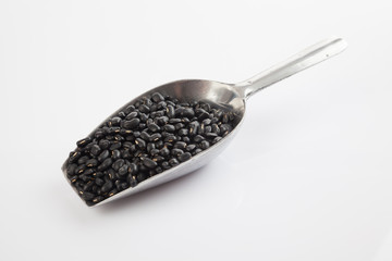 Black beans with transfer scoop