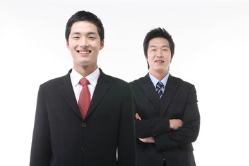 스튜디오 안의 일하고 있는 비즈니스맨과 비즈니스 우먼