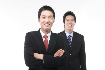 스튜디오 안의 일하고 있는 비즈니스맨과 비즈니스 우먼