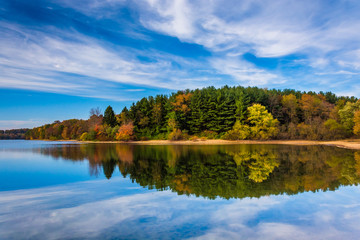 Fototapeta na wymiar Afternoon reflections at Lake Marburg, at Codorus State Park, Pe
