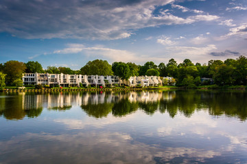 Fototapeta na wymiar Beautiful sky reflecting in Wilde Lake, in Columbia, Maryland.