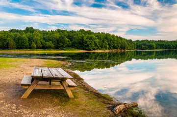 Obraz premium Bench on the shore of Lake Marburg, at Codorus State Park, Penns