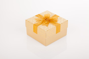 Obraz premium Golden gift box with golden bow on lid