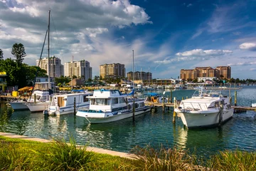 Photo sur Plexiglas Clearwater Beach, Floride Boats in a marina and hotels along the Intracoastal Waterway in