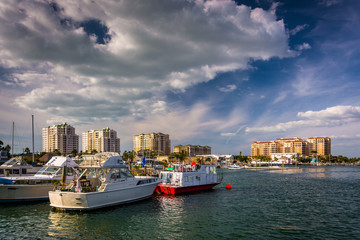 Fototapeta na wymiar Boats in a marina and hotels along the Intracoastal Waterway in