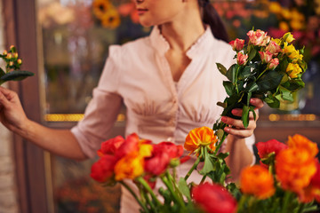 Femme avec des fleurs fraîches