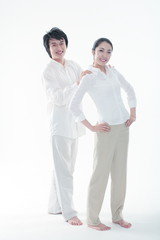 스튜디오에서 서서 웃고 있는 커플