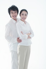 스튜디오에서 서서 웃고 있는 커플