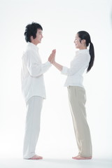 스튜디오에서 서서 웃고 있는 커플