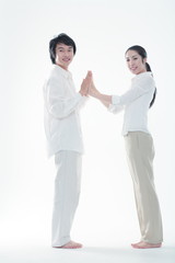 스튜디오에서 서서 웃고 있는 커플