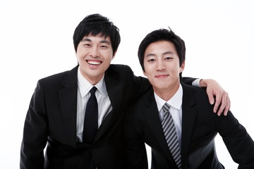 손을 서로의 어깨에 감싸고 있는 비즈니스맨