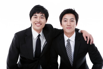 손을 서로의 어깨에 감싸고 있는 비즈니스맨