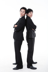 서로의 등을 맞댄 채 서있는 두 명의 비즈니스맨