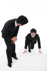 달리기를 시작하는 두 명의 비즈니스맨 