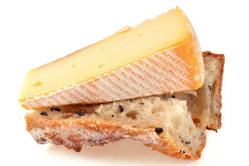 Morceau de reblochon sur un morceau de pain