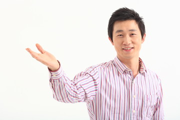 흰 배경 스튜디오에서 제스처를 취하고 있는 남자