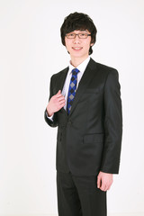 검은 정장을 입고 제스처를 취하는 비즈니스맨