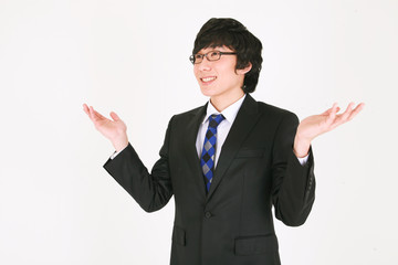 검은 정장을 입고 제스처를 취하는 비즈니스맨