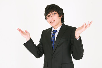 검은 정장을 입고 제스처를 취하는 비즈니스맨