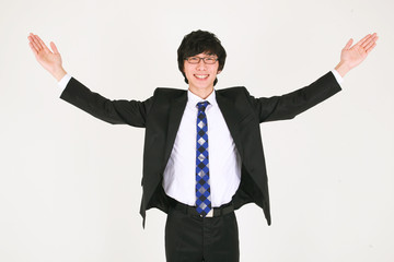 검은 정장을 입고 제스처를 취하는 비즈니스맨