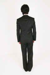 검은 정장을 입고 제스처를 취하는 비즈니스맨