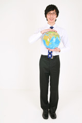 지구본을 들고 서있는 비즈니스맨